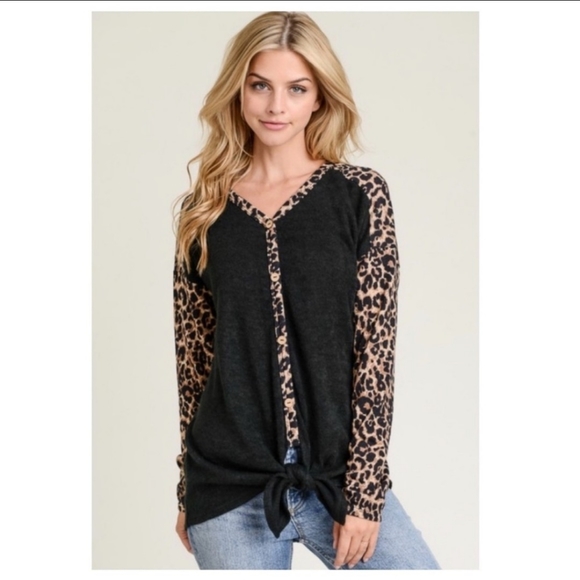 🔥$5🔥ANIMAL PRINT W/ BLACK  V-NECK TOP - Picture 2 of 6